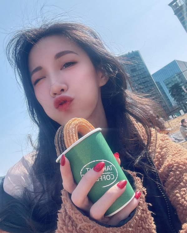 前黑澀會美眉打卡南韓抗議現場 黐飲黐食兼笑住自拍被公審