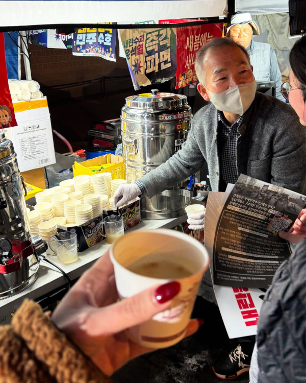 前黑澀會美眉打卡南韓抗議現場 黐飲黐食兼笑住自拍被公審