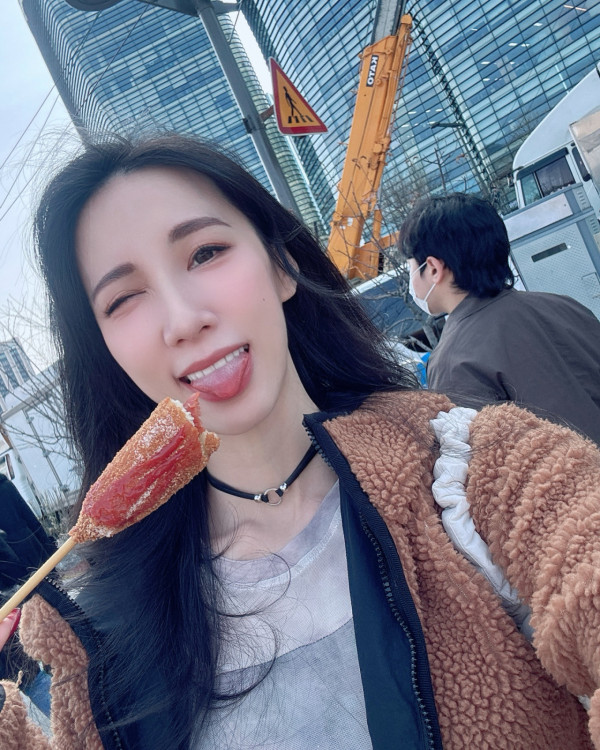 前黑澀會美眉打卡南韓抗議現場 黐飲黐食兼笑住自拍被公審