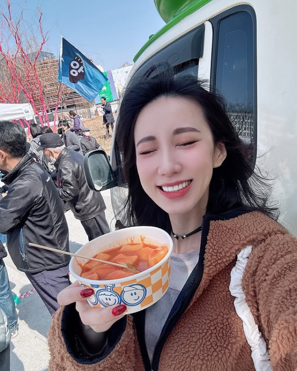 前黑澀會美眉打卡南韓抗議現場 黐飲黐食兼笑住自拍被公審