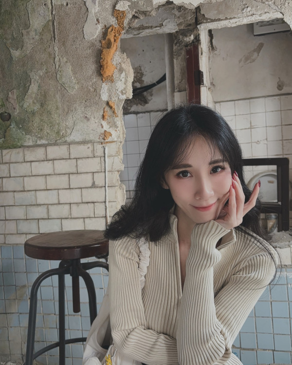 前黑澀會美眉打卡南韓抗議現場 黐飲黐食兼笑住自拍被公審