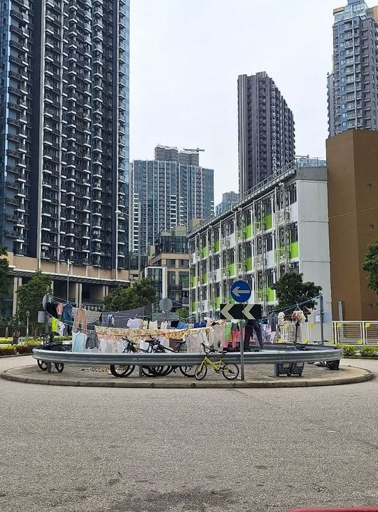 啟德住宅對出迴旋處空地傳變「晾衫勝地」網民不解：馬路咁多塵