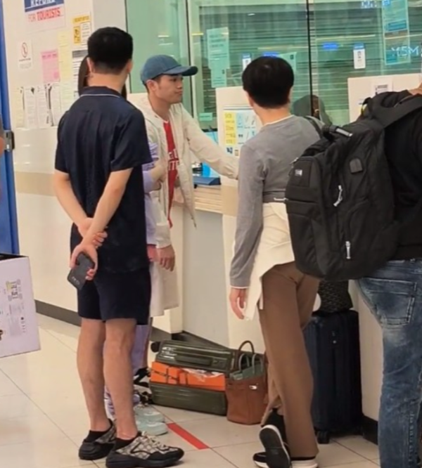 52歲不老香港女神被空姐求合照 毫無歲月痕跡 大讚1舉動超親民 