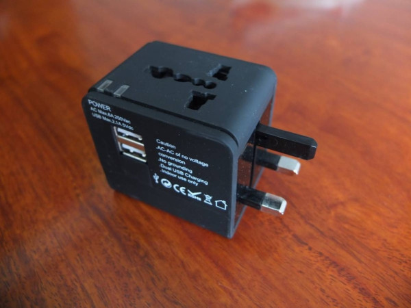 插頭型式會隨地區而有所不同，因此應自備萬能旅行插頭。