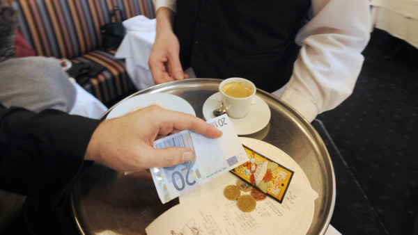 大多數郵輪公司會自動從乘客的船上帳戶中扣除每日小費，每人每日約10至15美元。（資料圖片）