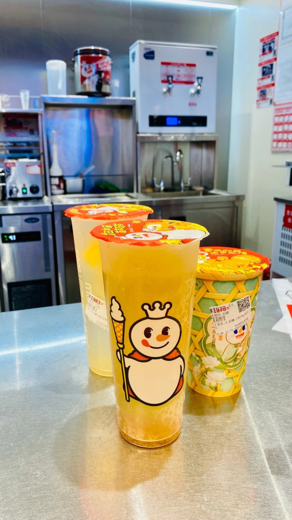 內地蜜雪冰城被揭用隔夜檸檬 店內衛生惡劣 網民護航：平咪得囉 