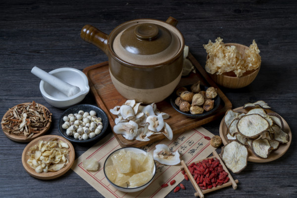 護肝湯水｜10款捱夜養肝湯水食譜推介！五指毛桃去濕排毒／枸杞花茶補腎清肝