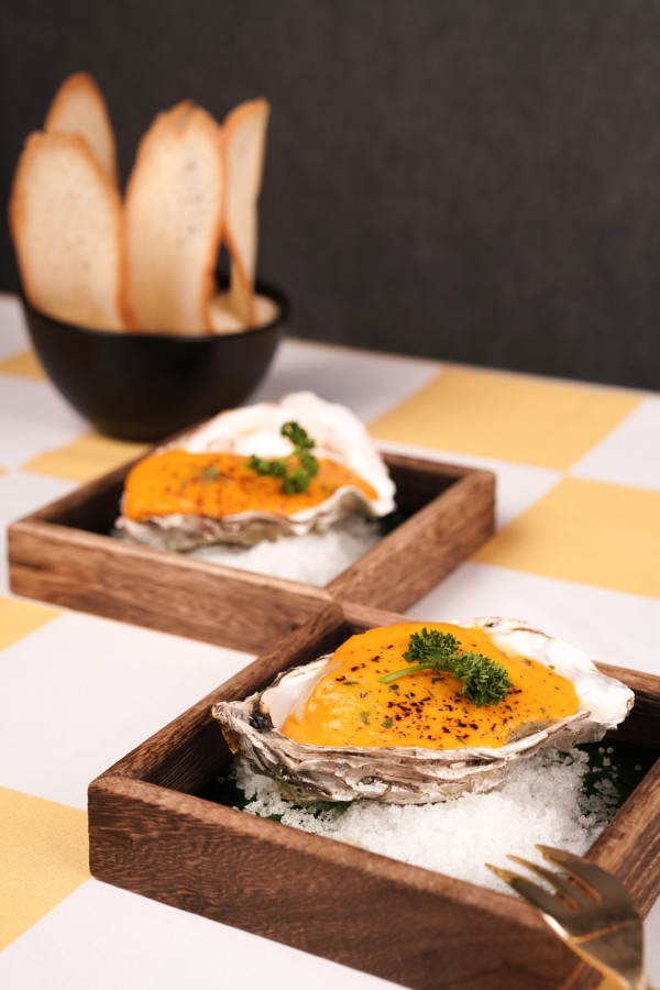 逸東酒店普慶餐廳自助餐買一送一優惠！任食生蠔／蟹腳／芝士焗龍蝦／即刨黑松露意粉