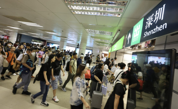 即日起（3月20日），港澳台居民因遺失損毀或忘記攜帶通行證，需要緊急乘坐飛機、火車在內地城市間出行的，可經網上申請電子臨時通行證。（圖片來源：HKET圖片庫）