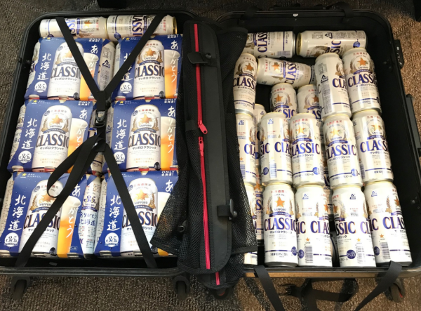 日男42kg超重行李被要求開箱檢查 驚見塞滿一款北海道名物  網民：究竟有幾好飲？ 