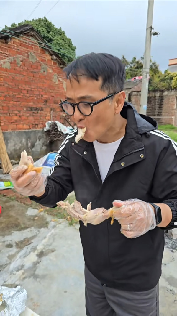 網民偶遇前TVB靚仔藝人蔡子健 大讚友善沒有架子 現轉行於理工大學做講師