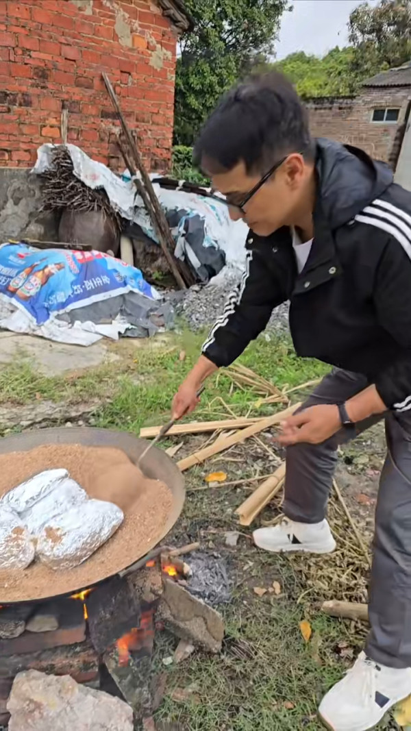 網民偶遇前TVB靚仔藝人蔡子健 大讚友善沒有架子 現轉行於理工大學做講師
