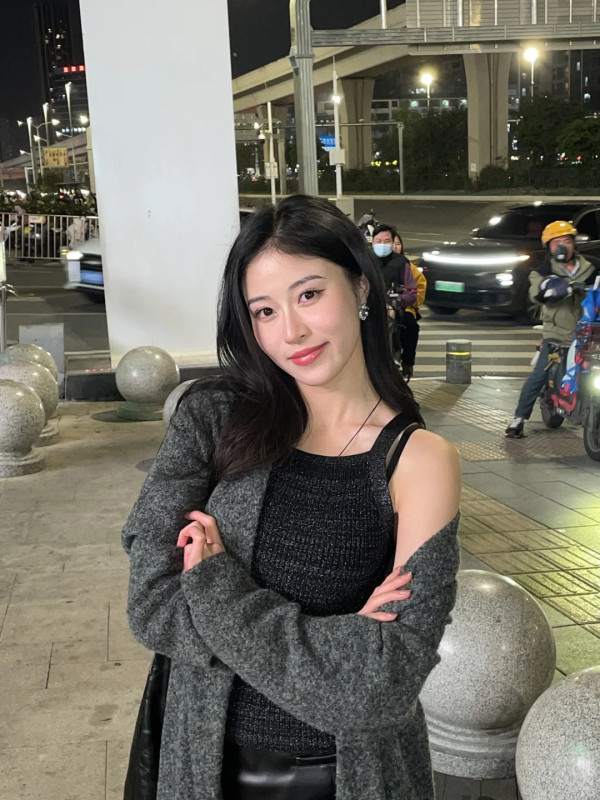 「翻版李嘉欣」倪樂琳遊深圳食玩買 曬背心短裙美照 靚到網民心情變好 