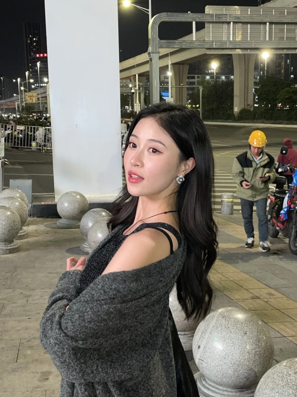 「翻版李嘉欣」倪樂琳遊深圳食玩買 曬背心短裙美照 靚到網民心情變好 