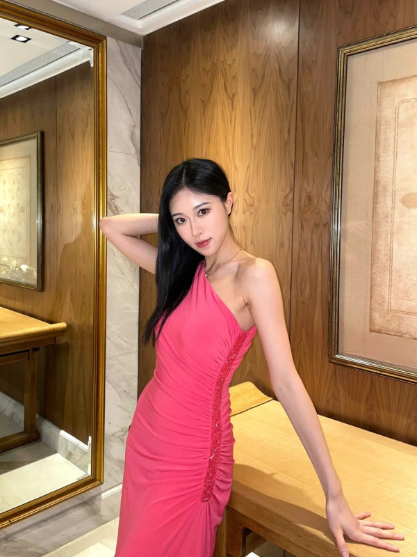 「翻版李嘉欣」倪樂琳遊深圳食玩買 曬背心短裙美照 靚到網民心情變好 