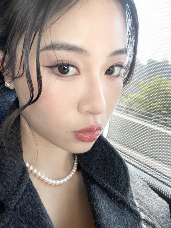 「翻版李嘉欣」倪樂琳遊深圳食玩買 曬背心短裙美照 靚到網民心情變好 