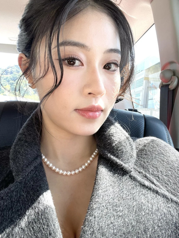 「翻版李嘉欣」倪樂琳遊深圳食玩買 曬背心短裙美照 靚到網民心情變好 