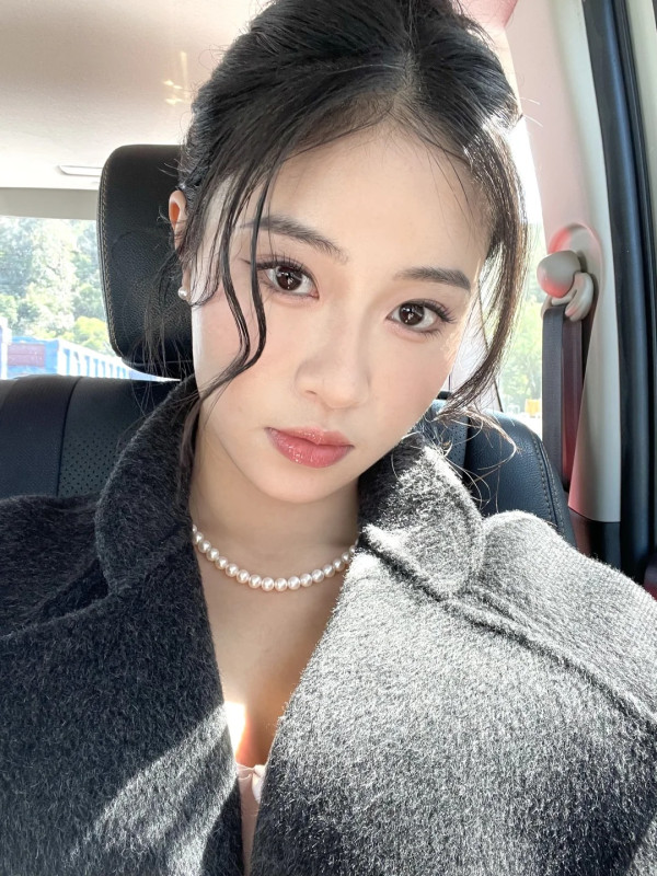 「翻版李嘉欣」倪樂琳遊深圳食玩買 曬背心短裙美照 靚到網民心情變好 