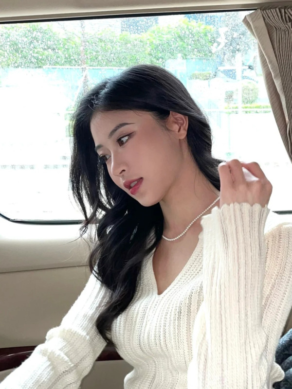 「翻版李嘉欣」倪樂琳遊深圳食玩買 曬背心短裙美照 靚到網民心情變好 