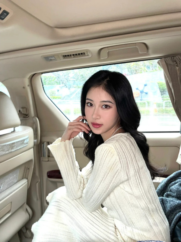 「翻版李嘉欣」倪樂琳遊深圳食玩買 曬背心短裙美照 靚到網民心情變好 