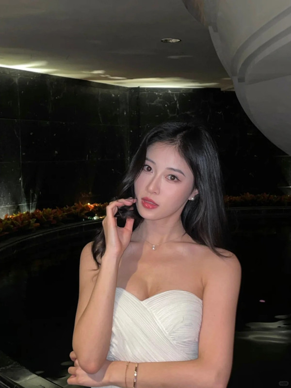 「翻版李嘉欣」倪樂琳遊深圳食玩買 曬背心短裙美照 靚到網民心情變好 