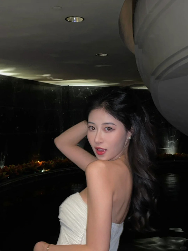 「翻版李嘉欣」倪樂琳遊深圳食玩買 曬背心短裙美照 靚到網民心情變好 