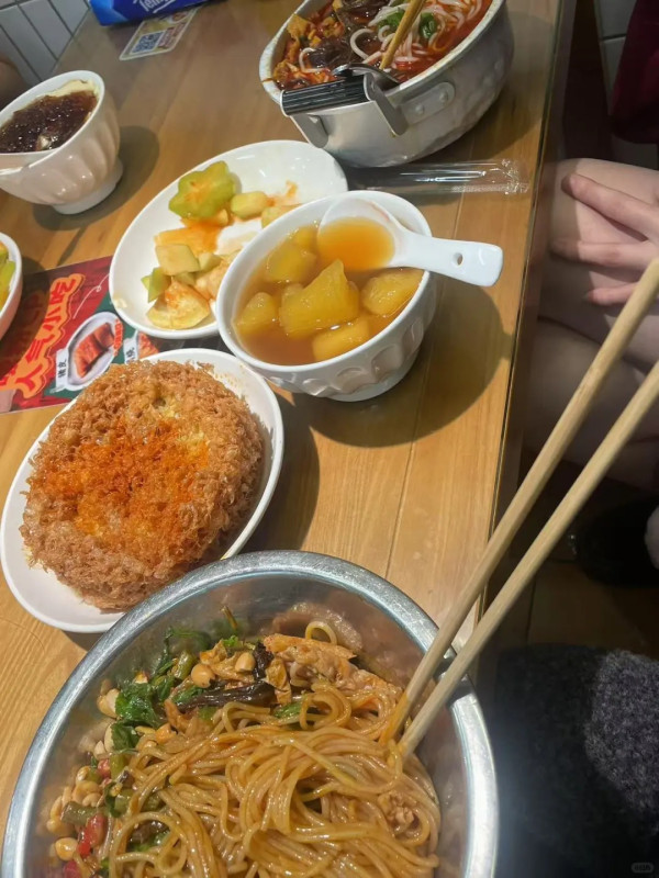 「翻版李嘉欣」倪樂琳遊深圳食玩買 曬背心短裙美照 靚到網民心情變好 