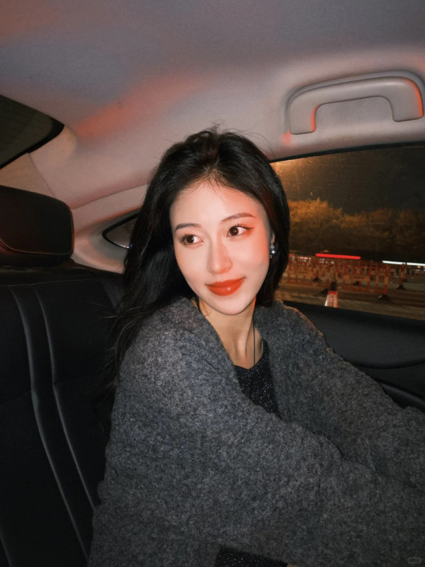 「翻版李嘉欣」倪樂琳遊深圳食玩買 曬背心短裙美照 靚到網民心情變好 