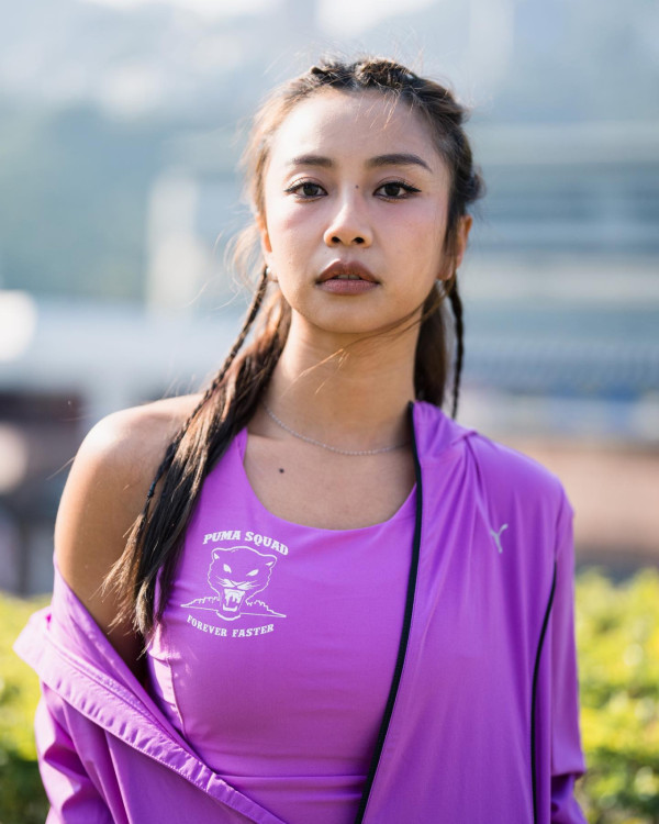 TVB力捧小花遊峇里泳裝曬蜜桃臀 優美泳姿令男泳客目不轉睛 