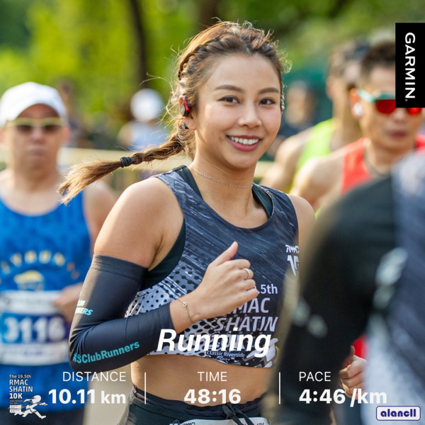 TVB力捧小花遊峇里泳裝曬蜜桃臀 優美泳姿令男泳客目不轉睛 