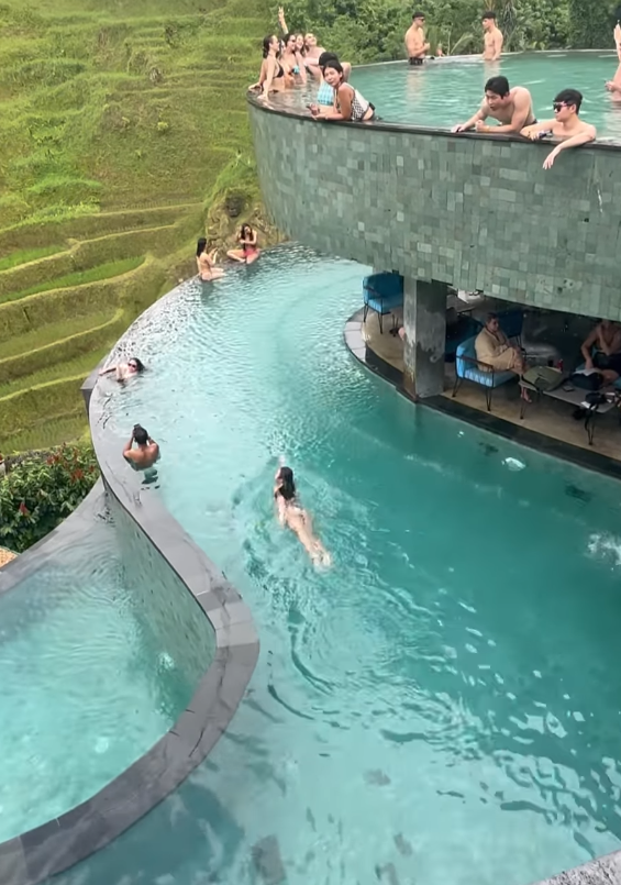 TVB力捧小花遊峇里泳裝曬蜜桃臀 優美泳姿令男泳客目不轉睛 