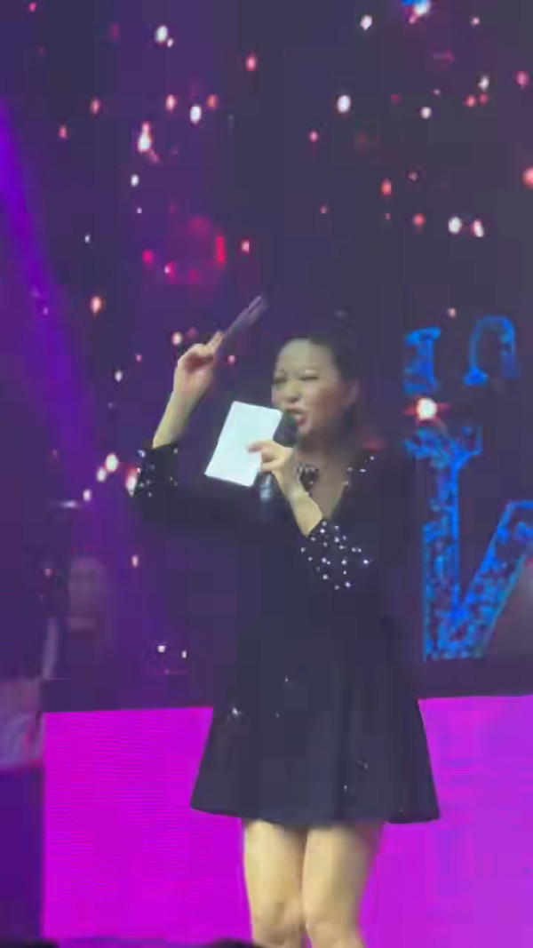 《愛回家》一姐滕麗名內地登台被指似陶大宇 魔性歌聲配霸氣台型引網民熱議:有武功