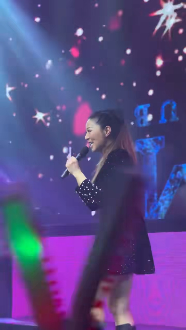《愛回家》一姐滕麗名內地登台被指似陶大宇 魔性歌聲配霸氣台型引網民熱議:有武功