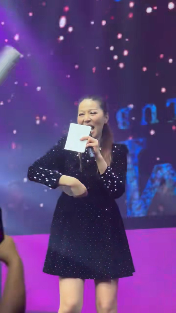 《愛回家》一姐滕麗名內地登台被指似陶大宇 魔性歌聲配霸氣台型引網民熱議:有武功