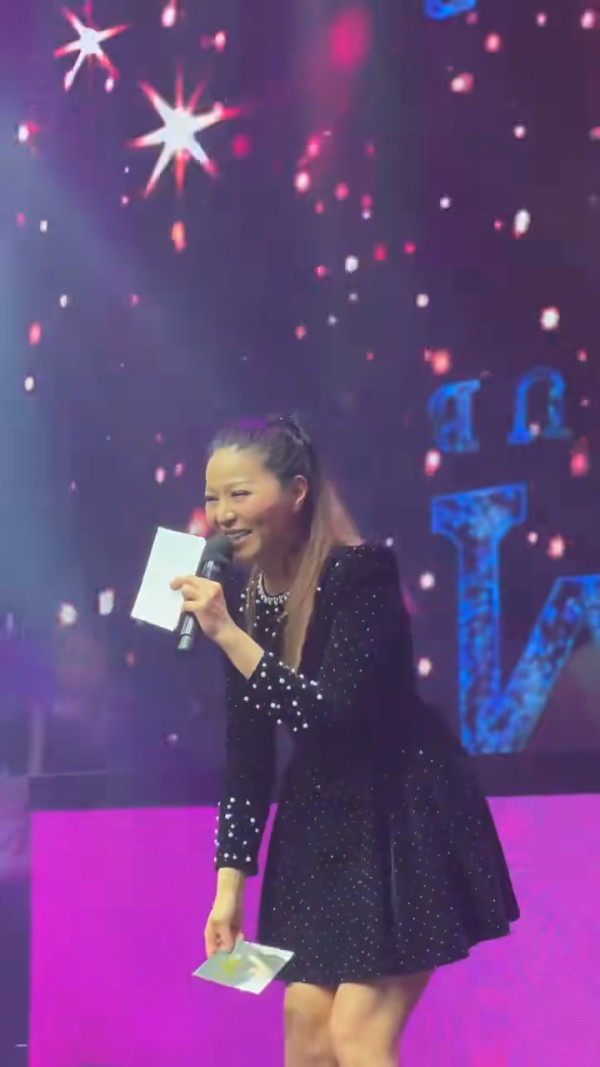 《愛回家》一姐滕麗名內地登台被指似陶大宇 魔性歌聲配霸氣台型引網民熱議:有武功