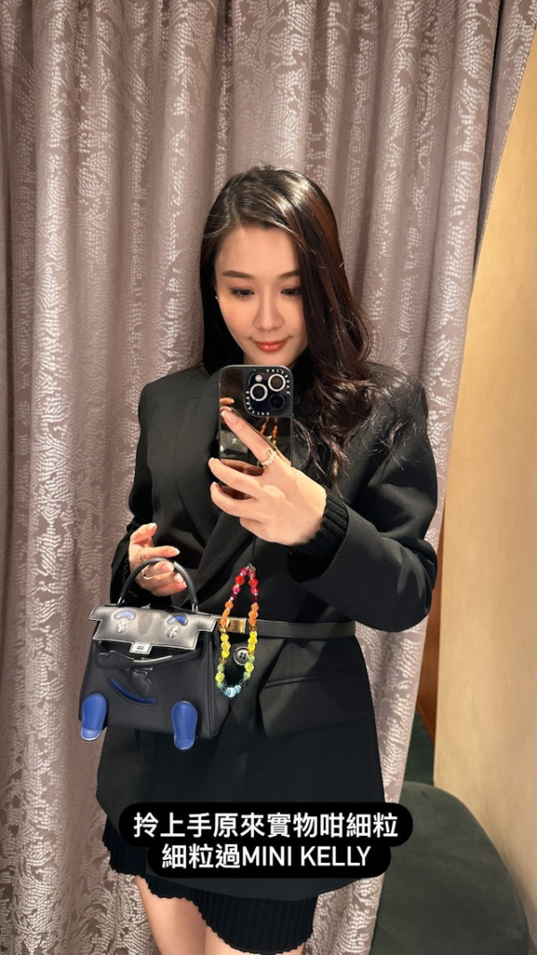 隨後，陳詩欣更興奮地拿著新手袋拍照留念，並表示「拎上手原來實物咁細粒，細粒過MINI KELLY」