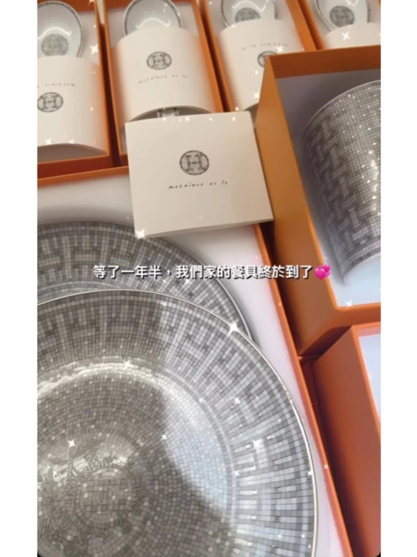 過去，陳詩欣曾在IG Story大晒Hermès Mosaïque au 24 platinum的餐具系列，「等了一年半，我們家的餐具終於到了」。
