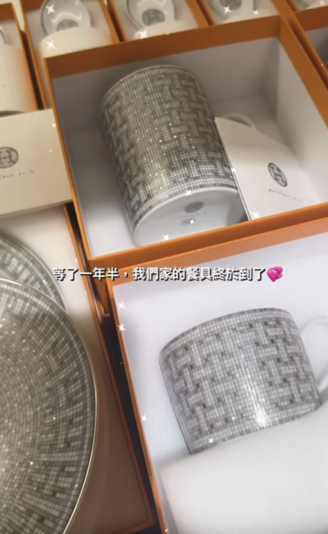 據官網資料顯示，單是一套兩件的圓碟定價港幣約$1,780至$3,000，至於湯匙售價則為$930，還有4隻馬克杯，一套兩件的杯售價近$2,000。