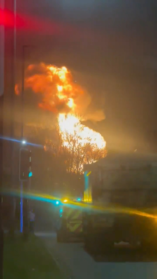 有片|倫敦希斯路機場變電站大火 機場大規模停電全日關閉