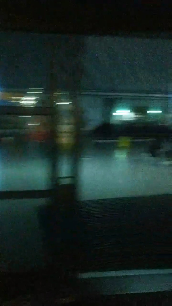 有片|倫敦希斯路機場變電站大火 機場大規模停電全日關閉