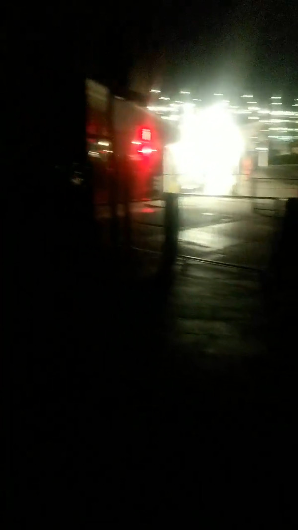 有片|倫敦希斯路機場變電站大火 機場大規模停電全日關閉