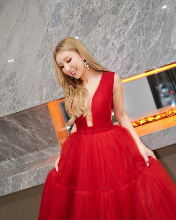 前TVB女藝人離巢後尺度升級谷胸谷上癮！泳衣照放題背光效果令人噴鼻血