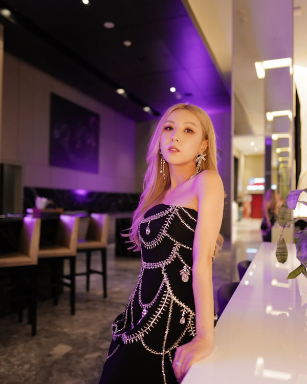 前TVB女藝人離巢後尺度升級谷胸谷上癮！泳衣照放題背光效果令人噴鼻血