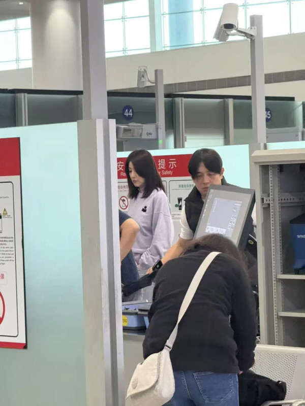 52歲不老香港女神被空姐求合照 毫無歲月痕跡 大讚1舉動超親民 