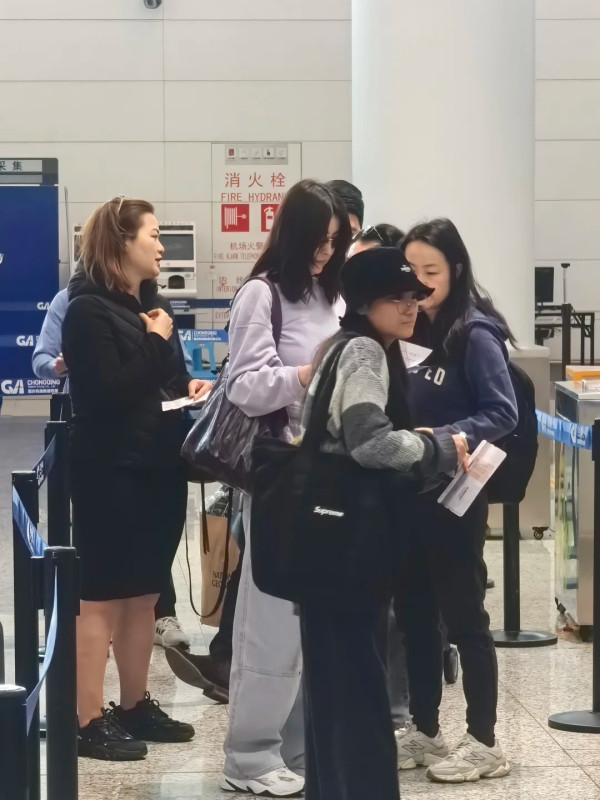 52歲不老香港女神被空姐求合照 毫無歲月痕跡 大讚1舉動超親民 