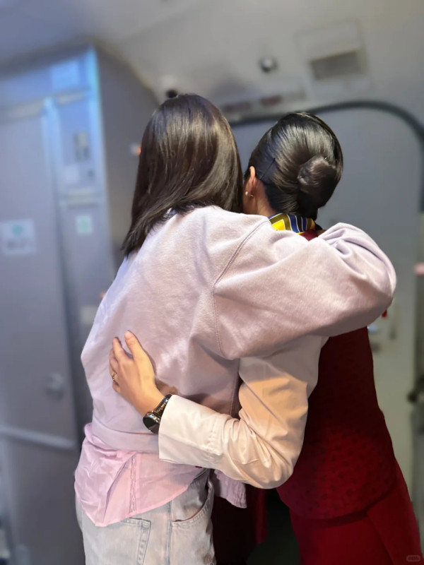 52歲不老香港女神被空姐求合照 毫無歲月痕跡 大讚1舉動超親民 