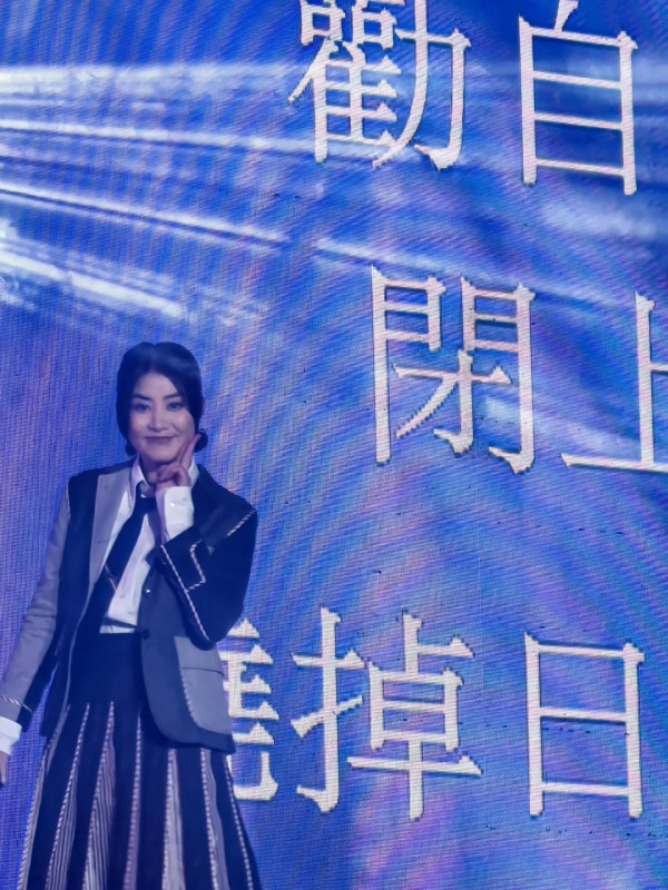 52歲不老香港女神被空姐求合照 毫無歲月痕跡 大讚1舉動超親民 