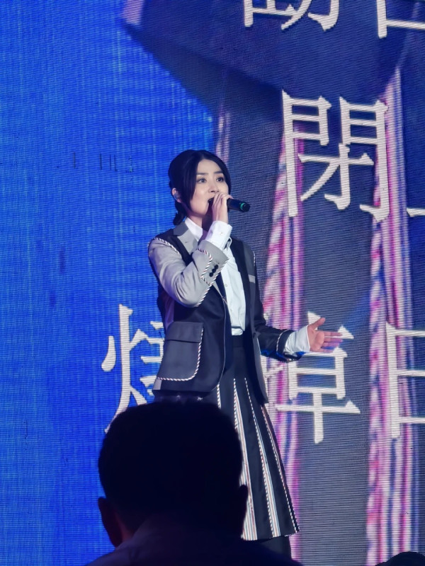 52歲不老香港女神被空姐求合照 毫無歲月痕跡 大讚1舉動超親民 