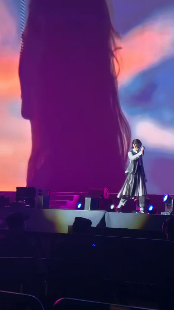 52歲不老香港女神被空姐求合照 毫無歲月痕跡 大讚1舉動超親民 