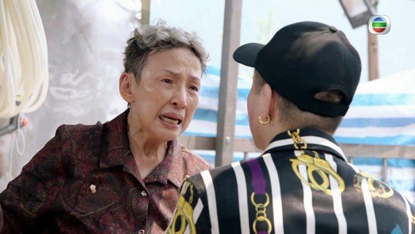 根據中醫理論，女性從35歲、男性從40歲開始腎精衰退，頭髮會變白甚至脫落，這是正常的老化現象。（圖片來源︰《迷網》電視截圖）